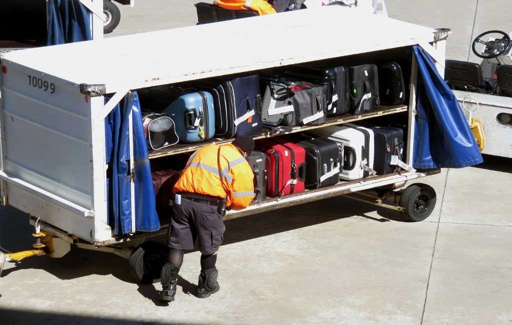 Cuidado si al viajar en avión facturas tu maleta en los Países Bajos