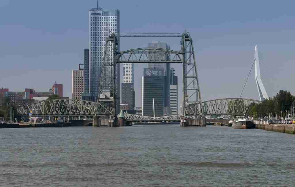 SORPRENDENTE: Desmantelan un puente histórico en los Países Bajos, para que navegue el enorme barco de Jeff Bezos